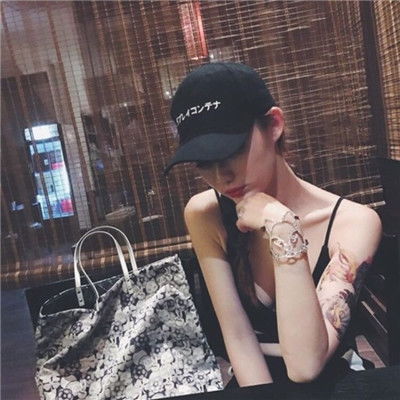 女生买模型被教官查房一眼发现