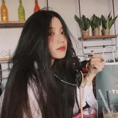 女生裤子裂开用尼龙扎带补救