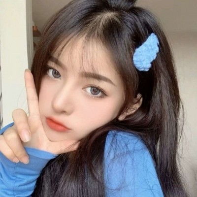 老人站2楼屋檐清理瓦片 女子被吓到