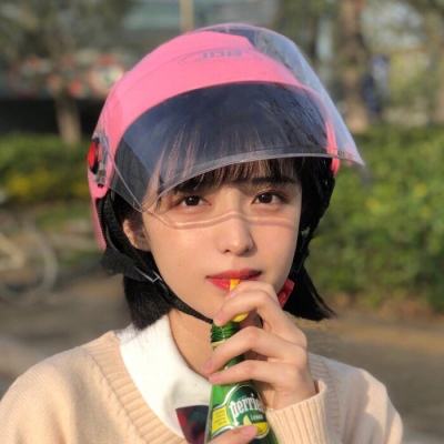 山东枣庄：高速驾车打盹 重型货车冲进深沟